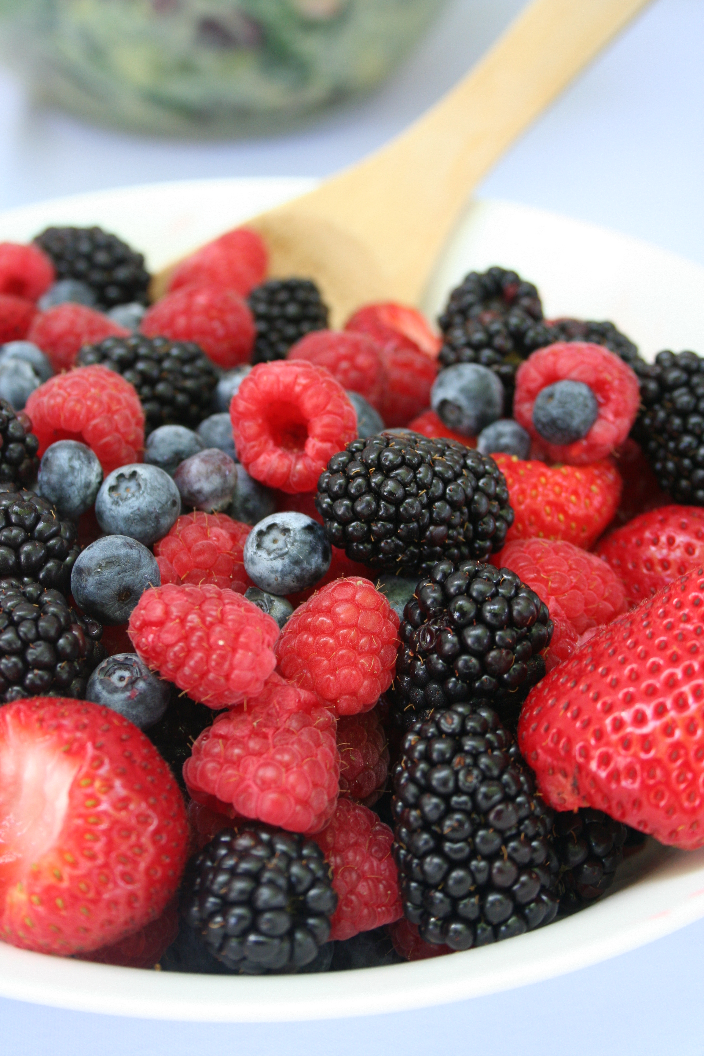 Fresh berry fruit salad | thelovelylauralife.com